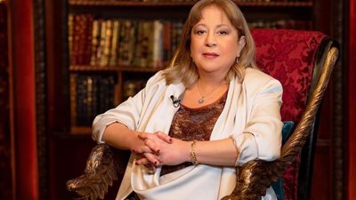 سمية الألفي نادمة لأنني لم أكن زوجة فاروق الفيشاوي عند وفاته - فيديو