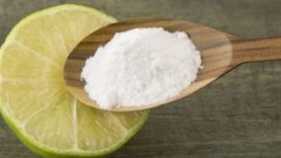 حل سحري للقضاء على اصفرار الملابس من مزيلات العرق .. إليك الطريقة