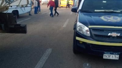 بالصور.. انقلاب مينى باص بمدخل العاشر من رمضان واصابة ٨ مواطنين بسبب الشبورة