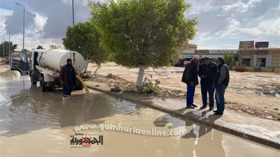 رئاسة مركز ومدينة الضبعة تتابع اعمال رفع تراكمات المياة من شوارع المدينة