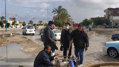لليوم الثاني على التوالي مجلس مدينة مرسى مطروح يواصل رفع تجمعات مياه الامطار