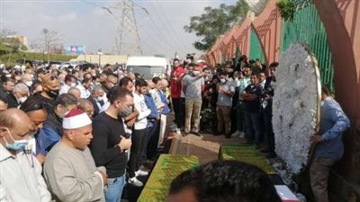 معز مسعود يؤم صلاة المصليين بجنازة سهير البابلي