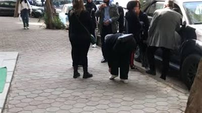 وصول جثمان شقيق الفنانة تيسير فهمى إلى مقابر الأسرة بالوفاء والامل