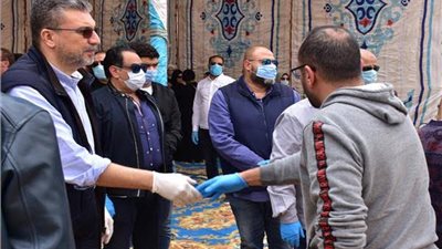 عمرو الليثى يقدم العزاء لأسرة الفنانة سهير البابلي