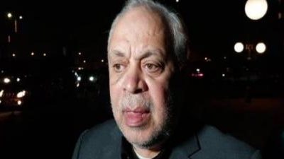 أشرف زكى يصل الى مسجد الشرطة لتقديم واجب العزاء لأسرة سهير البابلي