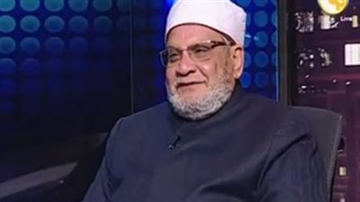 هل التحدث إلى المتوضأ أو إلقاء السلام عليه.. لا يجوز؟..