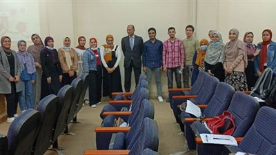 صيدلة حلوان تنظم تدريب للطلاب حول مجالات العمل الصيدلى.. بالصور