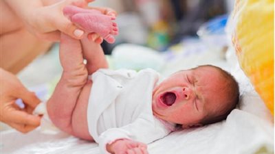 اذا نظفت طفلى من مخرجاته وهو ذكر ..هل ذلك ينقض الوضوء