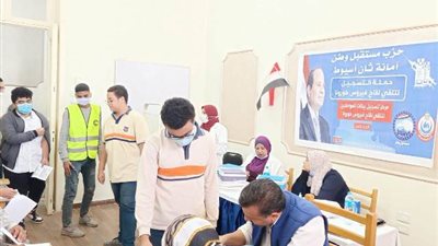 مستقبل وطن أسيوط ينظم قوافل تطعيم لطلاب مدارس المدينة
