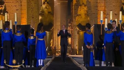 الرئيس السيسي يلتقط صورًا تذكارية مع الأطفال المشاركين في احتفالية «طريق الكباش»