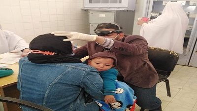 توقيع الكشف المجانى على 240 مواطناً فى قافلة طبية لاهالى قرية العوينة بالداخلة