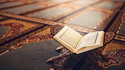هل هناك وقت محدد لقراءة سورة الكهف يوم الجمعه؟وهل تُقرأ سراً أم جهراً؟