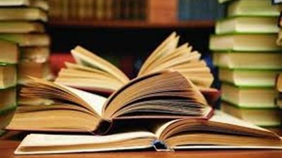 ما حكم الجلـوس على كتب العلم الشرعي؟