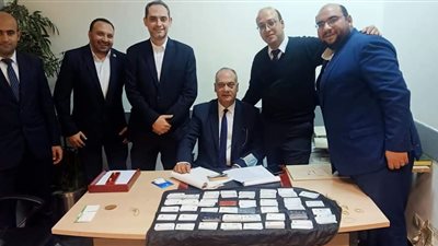 جمارك المطار تضبط محاولة تهريب 302 كارت إئتمان مع راكب قادم من دبي