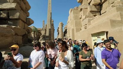 اقبال كبير من السائحين الأجانب على زيارة الأقصر ومعبد الكرنك ... صور