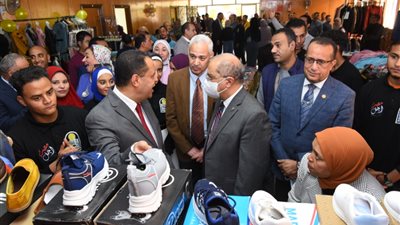 رئيس جامعة أسيوط يفتتح المعرض الخيرى الرابع للملابس الجاهزة بأسعار رمزية