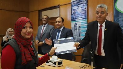 حصول 135عضو هيئة تدريس بجامعة جنوب الوادى على شهادة ريادة الأعمال.. بالصور