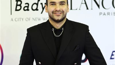 شاهد .. كريم أسامه يخطف الأنظار بإطلالة أنيقة .. صور
