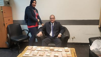 جمارك المطار تضبط راكب حاول تهريب ١٧٠ ألف دولار داخل أحذية