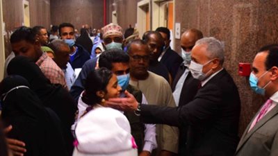 محافظ الأقصر يزور التلاميذ المصابين بالتلبك المعوى بالبياضية داخل مستشفى الكرنك