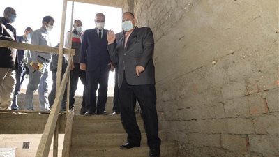 محافظ أسيوط ورئيس جهاز تعمير الوادى الجديد يتفقدان أعمال انشاء مجمع الخدمات الحكومية