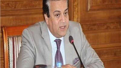 وزير التعليم العالي يتلقى تقريرًا حول أنشطة معهد بحوث أمراض العيون