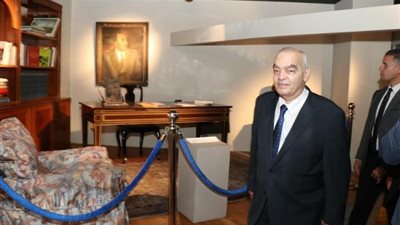 رئيس قضايا الدولة يزور مكتبة الأسكندرية ويهديها مجموعة قانونية