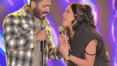 بالصور ... تامر حسنى يشعل 