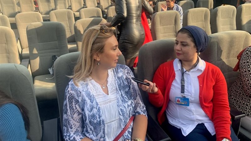 المحررة مع الناقدة