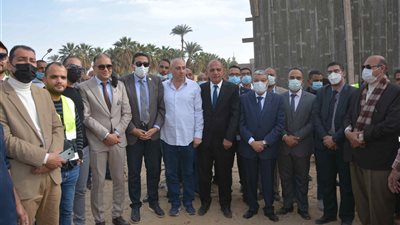 محافظ المنيا يتفقد عددا من مشروعات قطاعي الصحة والرصف بمركز بني مزار