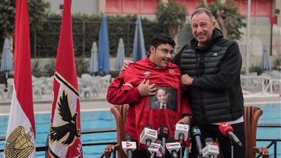 استجابة لتوجيهات الرئيس السيسى.. الخطيب يستقبل الشاب أحمد طارق من ذوي الهمم