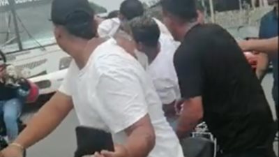 أغرب من الخيال.. يتجولوا بجثة صديقهم على دراجة نارية