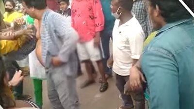 بالفيديو .. نساء يضربن متحرش تعرض لفتاتين بأحد المراكز التعليمية