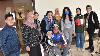 طاقية الحب مبادرة من الشباب لدعم اطفال السرطان خلال الشتاء.. بالصور