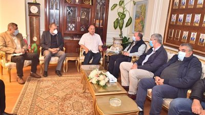 محافظ أسيوط يلتقي وفد وزارة البترول لبحث سبل التعاون ودعم المشروعات البترولية بالمحافظة