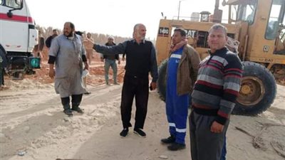 تمهيد وتوسعة مدخل منطقة ابنى بيتك ورصف الطريق بالتربة الزلطية فى سيوة.. بالصور