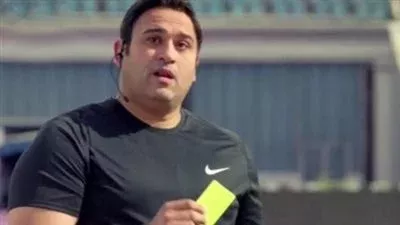 بمشهد من فيلم البدلة..اكرم حسنى يسخر من إنذارات الخصم أمام المنتخب الوطني