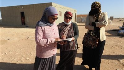 مركز التنمية بمطروح يستخرج الرقم القومى للسيدات فى محو الامية.. بالصور