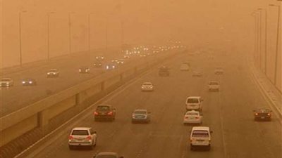 عاصفة ترابية شديدة ضربت القاهرة اليوم وتحرك السيارات من شدة الهواء