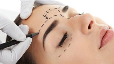 تتجه الفتيات لعمليات تجميل رفع الحواجب..فما الحكم؟