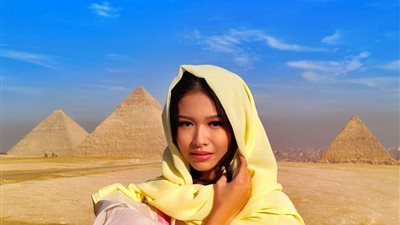 ملكة جمال العالم للسياحة والبيئة في زيارة للهرم قبل الانطلاق الي الأقصر