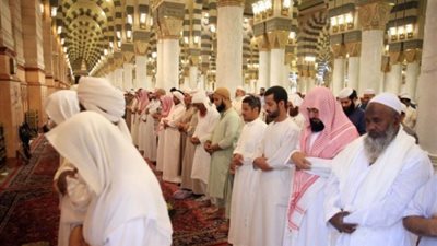 المصلون في السعودية يؤدون صلاة الاستسقاء بدعوة من الملك سلمان بن عبدالعزيز