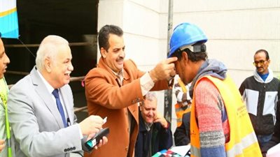 القوى العاملة وصناع الخير يوزعان 236 نظارة طبية على العمالة غير المنتظمة