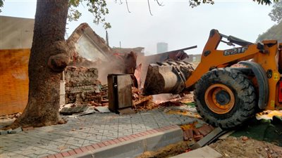 محافظة الجيزة تزيل قاعة ومنشآت مخالفة تابعة لكافيه شهير بشارع البحر الأعظم