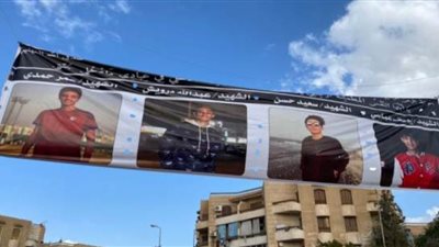 لافتة بصور وأسماء الطلاب.. وقفة تضامنية لأصدقاء ضحايا حادث الشيخ زايد