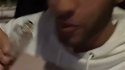 شيرين عبد الوهاب تهدي معجب في منزلها 