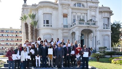 رئيس جامعة عين شمس يكرم المشاركين في العروض المسرحية الحاصلة على جوائز عالمية