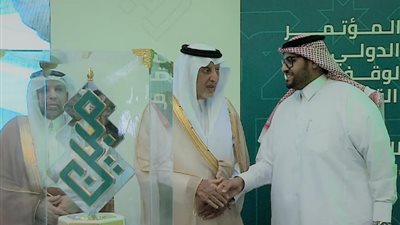أمير مكة المكرمة يكرم قناة اقرأ في المؤتمر الدولي الأول لوقف القرآن بالسعودية