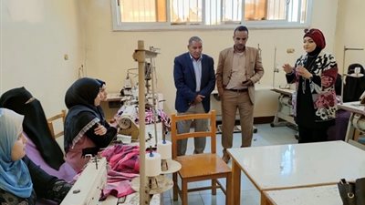 محافظ بني سويف يبحث جهود إدارة الصناعات الحرفية لتمكين المراة اقتصاديا