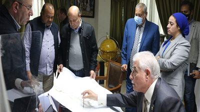فودة يناقش تأثيث مجلس مدينة شرم الشيخ الجديد والحديقة المركزية خلال اجتماع المجموعة الاقتصادية